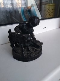 Это лет сорок назад, ездил с мамой на экскурсию в Свердловск(город такой, за Уралом)ну и там где-то, в каком то музее, сувенир приобрели. Но храню, храню...
А вторая статуэтка ещё старше, её маме подарили когда она училась. Лет, наверное, писятпять назад!