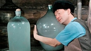 Я не редко посещал как "Юный техник" так и "Химик" - колб большого объема там НЕ продавали ибо такие емкости использовали самогонщики. Даже большие бутыли (20 литров) продавали по записи (мне не продали, отец ходил выкупать).
По поводу несунов - не ведаю как было у Тимофеева, но у отца в НИИ можно было выкупить практически любую хрень, которая была на складе (понятное дело, если первый отдел пропустит). Жидкой валютой процесс можно было ускорить, вплоть до мгновенной реализации, но в кассу НИИ все равно заносили нужную сумму. И с изготовлением та же история - можно было ускорить изготовление разными презентами, но деньги за изготовление все равно вносить в кассу надо.
Ну а несуны выносят то, что есть на складе - они не могут вынести то, что еще не  произвели. Так что колбы из повествования явно не этот случай