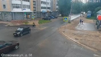 Я вот искренне верю в Вашу порядочность, поэтому предлагаю Вам сделать видео на весь экран и меееедленно посмотреть.
Вот тот момент, когда она УЖЕ СПРЫГНУЛА с сидения. Дальше она идет пешком. Это 16 секунда. Обратите внимание, велосипед ЕЩЁ НА ТРОТУАРЕ.