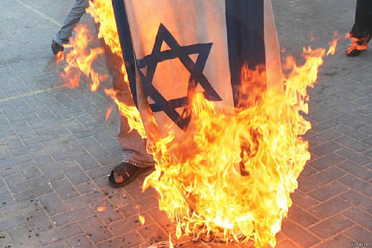 Как сжигали евреев. Ортодоксы сжигают флаг Израиля. Горящий еврейский флаг.
