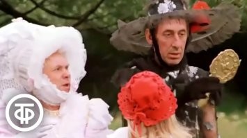 Из серии "Соберу все в кучу".  Большинство из перечисленного НЕ ЯВЛЯЮТСЯ женскими ролями, которые исполнили мужчины. Это роли мужчин, переодевшихся женщинами для  решения неких проблем  -  бегства от полиции "тетка Чарли", мафии "В джазе только девушки",  в поисках работы - "Тутси" итд.  И весь смысл комедии как бы в этом и состоит.