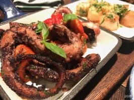 морские гады имеется ввиду (мидии, улитки , осминожки,трепанги морские ежи..)