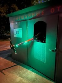 Дама перетаскала 180 кг (или 6 самокатов, вес каждого в среднем 30 кг) с одной травы на другую