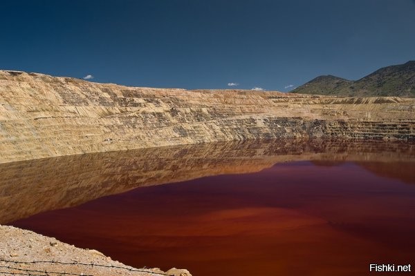 Целых 25 позиций, а о самом ядовитом озере забыли.
Беркли-Пит (англ. Berkeley Pit)   озеро, находящееся в большой яме старого медного рудника около города Бьютт, штат Монтана, США. Это озеро считается самым токсичным в мире. В воде находится очень большое количество загрязняющих веществ, ядов, токсичных отходов, среди которых: медь (до 187 ppm), кадмий, мышьяк, алюминий, железо, марганец, цинк и так далее.