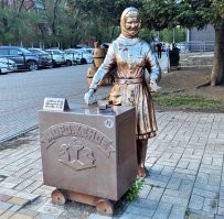 Памятник мороженщице в г. Благовещенске. Увековечили даже цены на мороженое: Сливочное -13, шоколадное - 15, пломбир - 19 копеек.
Много ездил по стране. В разных городах одно то же мороженое могло быть в одну цену, но разного вкуса и качества. Рестораны и кафе изготавливали свое мороженое. Как-то в среднеазиатском городе ресторан торговал мороженым в стаканчике - так мороженое состояло из многочисленных пяти и шестиконечных звездочек и каким-то виноградным вкусом.