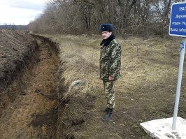 пИть мэтрив высоту, товщинв трье, через каждые десять мэтрив по танку, свору собак и миннэ поле на сотню кэмэ.
Солидная заявка от Яйценюка. Тогда стена должна быть ОЙ КАК покруче берлинской. Аж в целых ПЯТЬ МЕТРОВ В ВЫСОТУ ТОЛСТОЙ В ТРИ МЕТРА.....
Итог...
Этта "лысая стена" сейчас миллиардерит в штатах, от стены, история показала, ничего нет. 
Бульдозером прорыли траншею, а куда комиссия приезжала, там стометровый заборчик поставили с "колючкой" из алюминиевой фольги.