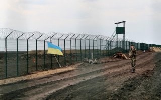 пИть мэтрив высоту, товщинв трье, через каждые десять мэтрив по танку, свору собак и миннэ поле на сотню кэмэ.
Солидная заявка от Яйценюка. Тогда стена должна быть ОЙ КАК покруче берлинской. Аж в целых ПЯТЬ МЕТРОВ В ВЫСОТУ ТОЛСТОЙ В ТРИ МЕТРА.....
Итог...
Этта "лысая стена" сейчас миллиардерит в штатах, от стены, история показала, ничего нет. 
Бульдозером прорыли траншею, а куда комиссия приезжала, там стометровый заборчик поставили с "колючкой" из алюминиевой фольги.