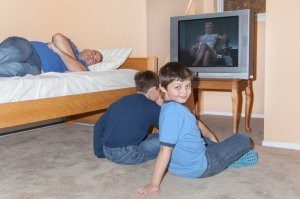 Сдается мне - эта фотка - фотомонтаж.
Во первых телек слишком плоский для 90-х. Такие появились в середине нулевых (справедливости ради, автор честно предупредил что могут попасться фотки из 2000-х)
Во вторых не видно ни видиомагнитофона ни DVD плеера и это явно не Smart TV со стриминговым сервисом ( в те времена даже Netflix  еще поставлял арендованные фильмы на DVD дисках)
В третих кадр из фильма "Основной инстинкт" с пикантной сценой Шарон Стоун уж слишком идеально отображается на телевизоре. Да и нигде не видно что телевизор подключен к розетке , к антенне или к сети  распространенного тогда кабельного телевидения...
Вывод - телевизор на фотке фейковый а картинка в нем добавлена с помощью фотошопа (или просто постер с кадром из фильма на рамку приклеели)