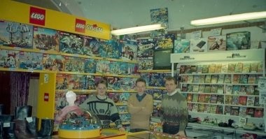 У нас возле метро Юго-Западная в Москве в 1990-х был магазин "ИГРОТЕХ", в домах "крестах".  Это адовая смесь компов, приставок, дисков и картриджей, а для особых гурманов, там продавалась "Звезда", "Revell", "ITALERI", "TAMIYA" в 35-х и 24-х масштабах.