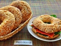 На видимой части банки не написато... По вкусу разные, потому и рекомендую щуку. Вкуснее. А дорогая рыба, лососи всякие, у знатоков не котируется, она и сама по себе хороша, незачем из нее рыбу фиш делать... 
Бейглы - разновидность фастфуда, правда, поприличнее макбургеров... сейчас много встречаться стали... Бублик, разрезанный и с начинкой...