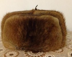 Человеке имеющий в своем лексиконе слово "труханы", носит вот такую шапку.