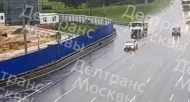 1-2 корпуса там сразу после перестроения до попы. См. Картинку. Безопасная дистанция (особенно в дождь) - она больше.