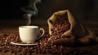 Да, кофе ускоряет метаболизм, но если Вы его постоянно потребляете, то организм уже адаптировался к нему и особого эффекта вряд ли добьётесь. Так что выпейте чашку кофе для бодрости и айда в спортзал/парк/бассейн.