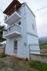 Продается дом. Площадь - 75 кв.м, три этажа, внутренняя лестница, все удобства.
Не могу представить, там вообще повернуться можно? Или дом вместе с тобой повернется?