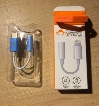 Открою огромный секрет для автора: достаешь, снимешь ЗАЩИТНУЮ синюю пленку и там, опаньки, серенький кабель))))