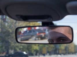 С одной стороны как бы белая машина виновата, о с другой стороны,  черная позже начала движение, так что могла бы и подождать. И все же думаю ни один ни второй не вспомнили о зеркале заднего вида. Довольно таки банальное столкновение