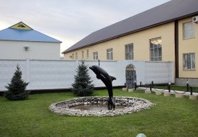 25 лет мало. Надо на пожизненное. Чтоб этот упырь чалился в 4-х стенах, и осознавал, что это теперь до конца его никчёмной жизни. Ещё и в камеру ему подселить активного гомосексуалиста, чтоб он его каждую ночь накуканивал без взаимного согласия.  Луше даже двоих, чтоб по очереди или в 2 ствола. Мать эту, как пособницу - тоже на пожизненное. Имущество их конфисковать, распродать - все бабки потерпевшей. Хотя, маловероятно что ей это поможет, наверняка после такого заточения - психологическая травма на всю жизнь останется.
Вроде ж статей хватает на высшую меру.. похищение, удержание в неволе, принуждение к рабскому труду, побои, сексуальное насилие, убийство..  В таких случаях мне американское нравится законодательство, где срока не взаимопоглащаются, а идут в складчину.. и люди из зала суда выходят с приговорами - 3 пожизненных, или 200 лет тюрьмы.. или пожизненное и 2 года условно.  И даже если адвокаты докажут, что одно из обвинений не полностью доказано или были  нарушения в ходе следствия, то один из сроков снимается, но остальные остаются при обвиняемом.  Было у него 3 пожизненных.. ну 2 останется всё равно.
Один раз даже случай был, где человека к пожизненному приговорили, он там в тюряге приболел сильно и в больничке перенёс клиническую смерть. Но,  врачи его откачали и отправили обратно в родную камеру.  Так там сразу адвокат возбудился -  мол:
"По факту была смерть,  хоть и клиническая, а значит пожизненное заключение - считается отбытым. Прошу освободить моего подзащитного."
Не прокатило конечно, судья знатно поржал, но заход был  хороший.