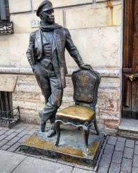 Существует множество памятников Остапу Бендеру, как литературному и кинематографическому  герою, и я это понимаю.
Но зачем ставить памятник реальному мошеннику????