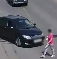 Он до последнего, смотрел в зеркало заднего вида. 
И совсем не смотрел туда, куда едет.