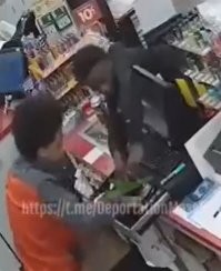 Грязные, вонючие ниггеры - не зря им тамошние менты мочат!