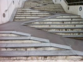 При высотах, больше допустимых по ГОСТу, пандус обязан быть в виде "змеевика" с разворотными площадками .
Заткнуть хлебальники некомпетентной власти и оборзевшей управляющей компании проще "пареной репы", пригрозив Прокуратурой .