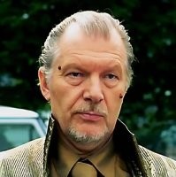 <<По предварительным данным, он достал гранату и угрожает её взорвать, требуя закрыть уголовное дело против него.>>