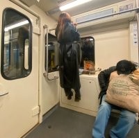 "Когда пропустила тренажёрку" Да не, скорее сжигает калории перед тем как заточит то, что в макдаковском пакете.