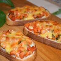 Отец маме когда-то аэрогриль подарил. Ни одна микроволновка таких бутербродов не сделает. Сыр поджаристый, батон хрустящий... Примерно так получалось.