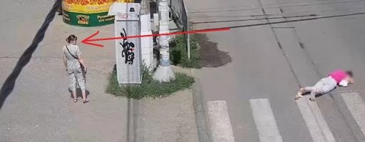 Как можно быть такой мразью?! Стоит и смотрит. А секундой позже ещё и оглянется посмотреть, кто-нибудь пойдёт помогать или нет...