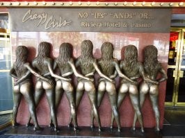 23 остряка, которые точно знают как фотографироваться со статуями