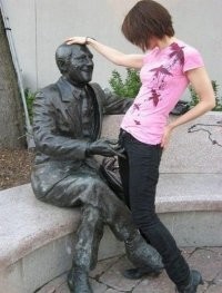 23 остряка, которые точно знают как фотографироваться со статуями