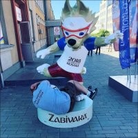 23 остряка, которые точно знают как фотографироваться со статуями