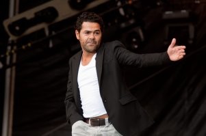 Жамель Деббуз

В январе 1990 года в 14 лет Деббуз получил критическое повреждение правой руки: они с другом спешили на автобус, перебегали через рельсы на станции Трапп и не заметили приближающегося поезда. Поезд, двигавшийся со скоростью 150 км/ч, сбил мальчиков. В результате правая рука Деббуза атрофировалась и перестала развиваться, свисая с плеча, словно плеть. С тех пор он почти всегда держит правую руку в кармане.