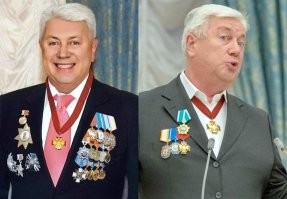 Во время вручения очередной награды...
