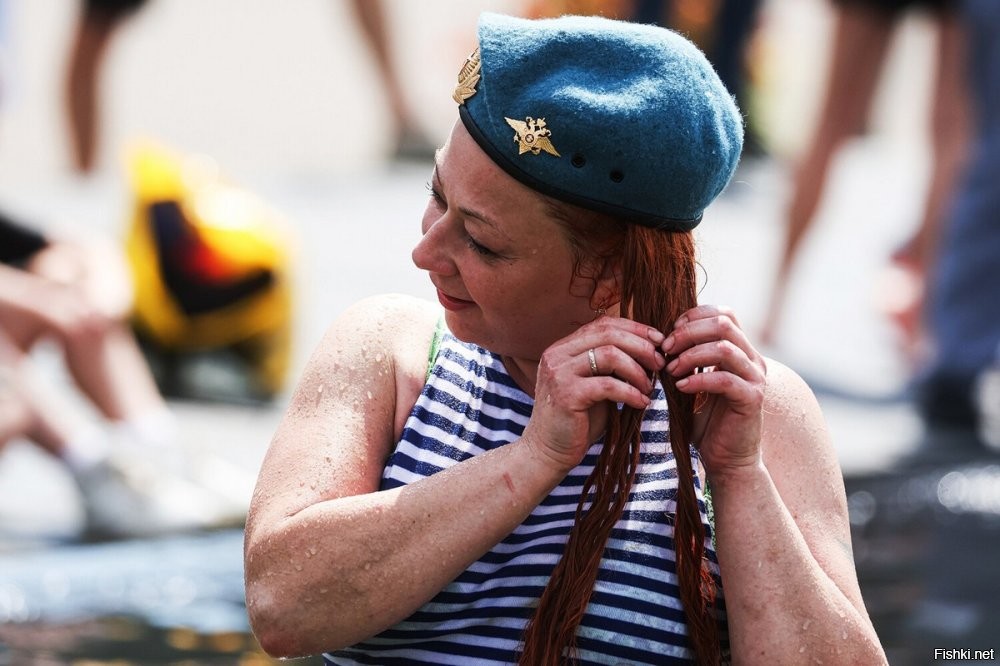 А причём здесь ментовский орёл на берете?