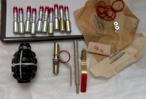 Порохового заряда в запале для учебной гранаты вполне достаточно, чтобы выбить окно в машине.