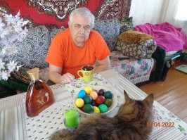 Вот, старенький я. Вот, кот , которого я в 14-ом году подобрал котенком, под дождем и занес домой. Еще надо было выдержать мамкино бубкание, что нахрена я это сделал. Сейчас мамке 89. Я из-за нее живу рядом и переехал в другой город, чтобы...ну, там ...присмотреть, а теперь и готовить, и смотреть, чтобы ...много что. А вот кот меня полностью игнорирует, он любит мамку. Она для него подруга. Если кот идет на кухню, значит, и мать идет туда, если мать идет на кухню, то и кот идет туда. С туалетом также. Кстати, в отношении коньяка, кот не бухает. Я, на праздники ДА.