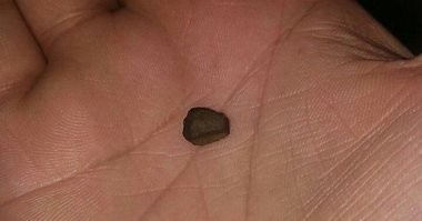 Похоже она дома сама покурит. Насчет, что у нее маленькая плюшка, лукавит барышня. Показала такой кусок пластилина, а насколько я представляю маленькая плюшка выглядит вот так.
