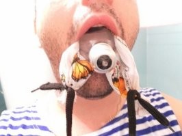 Китаец засунул лампочку в рот и не смог её вытащить