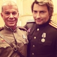 А вот эта синяя свиноматка с подругой, какое отношение имеют к ВДВ?
Кто вообще дает право рядиться в форму, к которой ты не имеешь ни какого отношения? Что на день ВДВ, что на 9-ое мая. Как по мне, так вот именно это и есть дискредитация вооруженных сил.