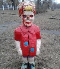 Даже чебурашка в шоке: жители Чертаново  пытались украсить двор, но получилось жутковато