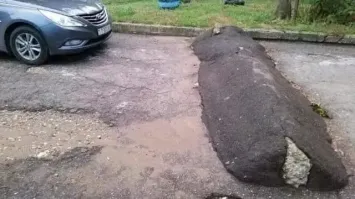 у нас такой был :)  
делил "сквозной" проезд между двумя кооперативными ( враждующими) домами , 
но смельчаки на "надежной" технике через него всё равно перебирались :)