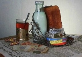Бутылка молока 27 копеек, буханка хлеба 18 копеек, банка кильки 33 копейки, три плавленных сырка 72 копейки, итого 1 рубль 50 копеек. На переднем плане 1 рубль и полтинник, видимо сдача с трояка.