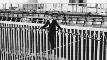 Пффиии, слабак, со страховкой .... .
Я французов также ненавижу, как и эстонцев, но француз Филипп Пети не афишируя и без разрешения прошёл  БЕЗ  СТРАХОВКИ между, тогда ещё существующими, башнями близнецами в Нью- Йорке в 1974 году .
Он ещё и скакал, и лежал на тросе 45 минут, веселя публику, пока его не арестовали .
Есть отлично снятое, биографическое кино о нём "Прогулка" (The Walk),  2015 г. .