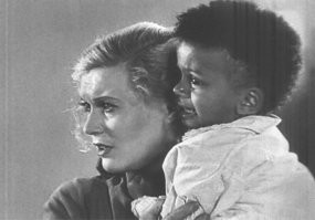 В московском метро пассажирка заподозрила чернокожего мужчину в краже ребёнка, потому что его дочь — белая