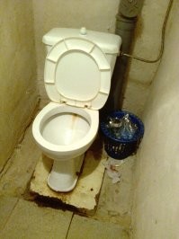 Некрасиво, конечно,, но куда деваться. Общественный сортир тоже не выход, надо было памперс прихватить, но все бывает. Кстати, об общественных бесплатных, первое очко привокзальное, а второе и третье - на первом этаже рай. поликлиники, где - не скажу!