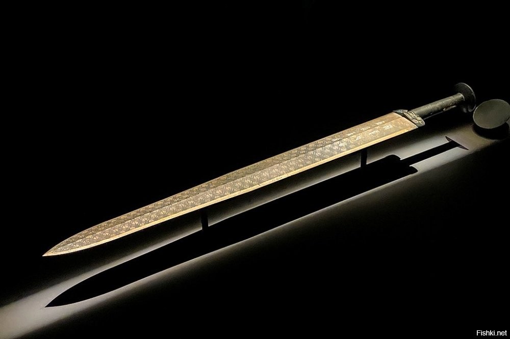 Бронза очень стойкий материал, и да весь меч бронзовый
Вот еще пример меч Гоуцзяня Китай, более 2500 тыс. лет