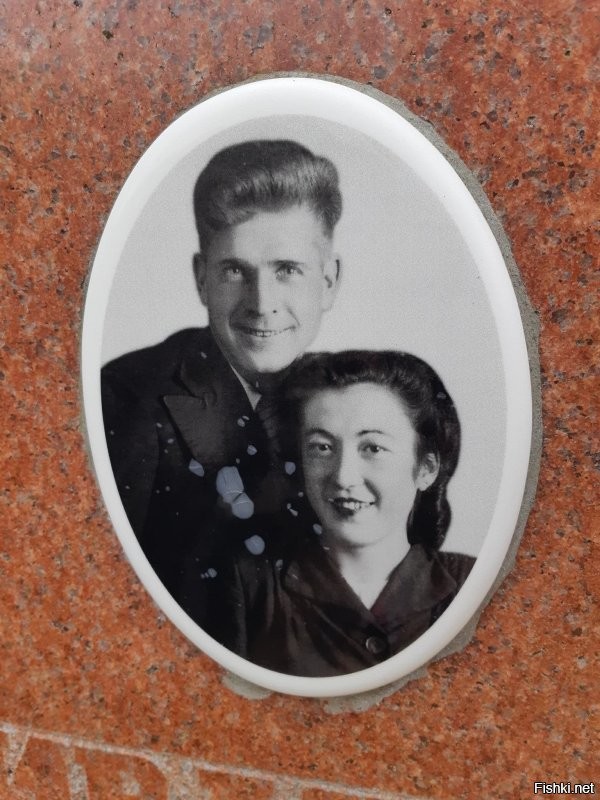 Моя бабушка была без ума от Бернеса. Нашла моего деда - похожий на её кумира. Вот их фото. Прожили долгую жизнь.