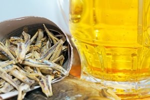 Люди бросились собирать тысячи анчоусов, выброшенных на берег