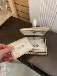 Это старинная керамическая мусорная корзина.